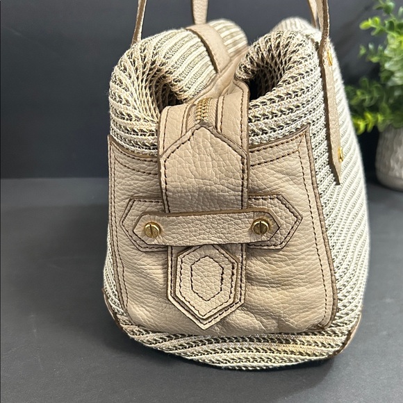 Eric Javits Tan and Cream Shoulder Bag - Picture 6 of 17